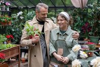 Sturm der Liebe – Erik (Sven Waasner, li.) entschuldigt sich bei Fanny (Johanna Graen, re.) und sie nähern sich an.