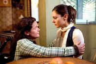 Der Dicke – Yasmin (Sophie Dal, r.) bittet Gudrun (Katrin Pollitt, l.), die Patenschaft für den kleinen Marcel zu übernehmen.