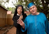 Um Himmels Willen – Schwester Hanna (Janina Hartwig) bittet Bürgermeister Wöller (Fritz Wepper) um Hilfe: er soll seinen schlitzohrigen afrikanischen Kollegen übers Ohr hauen.