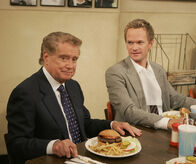 How I Met Your Mother – Sie haben ihn gefunden - den besten Burger von New York: Regis Philbin (Regis Philbin, l.) und Barney (Neil Patrick Harris, r.) ...