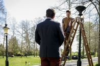 Sturm der Liebe – Boris (Florian Frowein, l.) sagt Tobias (Max Beier, r.) für den Crosslauf zu.
