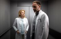 In aller Freundschaft – Dr. Ina Schulte (Isabell Gerschke) soll die neue Gynäkologin in der Sachsenklinik werden. Doch der Chefarzt Dr. Kai Hoffmann (Julian Weigend) ist nicht begeistert, dass Ina ausgerechnet an "seiner" Klinik anfangen will.