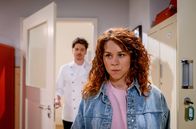 Sturm der Liebe – Fanny (Johanna Graen, r.) ärgert sich über Kilians (Anthony Paul, l.) fehlende Einsicht.