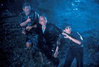 Karate Kid II - Entscheidung in Okinawa – Ein schrecklicher Sturm fegt über das Dorf in Okinawa. Daniel (Ralph Macchio, r.) hilft Mister Miyagi (Pat Morita, M.) und seinem früheren Freund Sato (Danny Kamekona, l.), wieder zusammenzufinden.
