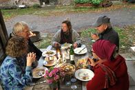 Ein Tag – Auf dem Permakulturhof wachsen im Wesentlichen Nutzpflanzen. Vor allem Gemüse, Salat, Kartoffeln und Obst. Jetzt, im Herbst, steht die Apfelernte an. Die Bäume müssen beschnitten werden. Im Oktober feiert die Kerntruppe der Permakulturgärtner bei einem abendlichen Essen ihr Erntedankfest.