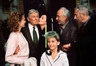 Die Meute der Erben – Zum 77. Geburtstag besuchen die Erbschleicher Bert (Robert Giggenbach, rechts) und Thekla (Eleonore Weisgerber, 3. von links) ihren Vater Arno Adelmann (Günter Pfitzmann, 2. von links). Mit dabei ist Tochter Bianca (Friederike Wagner, links), Theklas Ehemann Theodor (Klaus Mikoleit, 2. von rechts) sowie die kleine Caro (Henriette Confurius), die Tochter der ungeliebten Nachbarin.