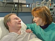 In aller Freundschaft – ARD/MDR - IN ALLER FREUNDSCHAFT, Fernsehserie 2006, Folge 304, "Schuld und Sühne", Regie: Celino Bleiweiß Uhr im Ersten Rüdiger Frenzen (Konstantin Graudus) hat die Operation gut überstanden und Susanne (Anka Baier) sieht ein, das sie ihre finanzielle Misere auch ohne Schmerzensgeld überstehen.