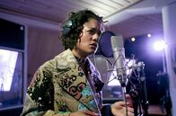 Conti: Meine zwei Gesichter – Die bekannte Sängerin Liz Jordan (Larissa Sirah Herden) bei der Aufnahme ihres neuen Albums im Tonstudio.