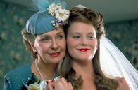 Mr. & Mrs. Bridge – India Bridges (Joanne Woodward, li.) älteste Tochter Ruth (Kyra Sedgwick, re.) heiratet und bricht als erste aus der moralischen Enge des Elternhauses aus.