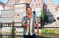 Rote Rosen – Daniel Hartwig übernimmt in der 19. Staffel "Rote Rosen" die Hauptrolle des Physiotherapeuten Leo. Leo betreut Katrin, die nach 7 Jahren im Koma aufwacht und sich in einem Albtraum wähnt. Ihr Ehemann hat eine neue Familie mit ihrer einst besten Freundin, die eigene Tochter ist ihr entfremdet, das geliebte Haus abgebrannt, Berufsträume zerstört. Doch Katrin will sich ihr Leben zurückholen, ihre Liebe, ihre Familie, ihr Glück. Nur ihr Physiotherapeut Leo steht bedingungslos zu ihr - auch wenn er seine Gefühle für seine Patientin nicht zulassen darf. (siehe ausführliche Pressemeldung vom (28.07.21).
