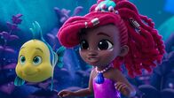 Disney Junior Arielle – l-r: Flounder (Gracen Newton), Ariel (Mykal-Michelle Harris)