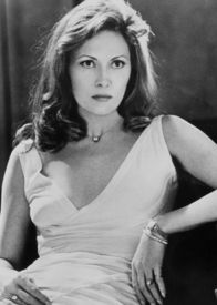 Network – Diane Christenson (Faye Dunaway), ehrgeizig, kühl, schön und eine zynische Karrieristin. Sie intrigiert den Nachrichtenchef des Fernsehsenders, Schumacher, von seinem Posten, wird seine Nachfolgerin und schmiedet bereits Pläne, noch höher aufzusteigen. - Faye Dunaway bekam für diese Rolle den "Oscar" als beste Hauptdarstellerin.