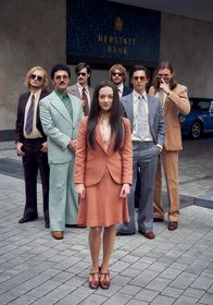 Goldjungs – Marie Breuer (Michelle Barthel) ist dicht dran an den "Goldjungs" und droht doch selbst zum Opfer deren Machenschaften zu werden.