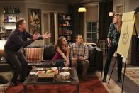 Two and a Half Men – Heiterer Spieleabend: Larry (D. B. Sweeney, l.), Gretchen (Kimberly Williams-Paisley, 2.v.l.) und Alan (Jon Cryer, 2.v.r.) erkennen einfach nicht, welches Musical Lyndseys (Courtney Thorne-Smith, r.) Bild darstellen soll - dabei ist die Lösung doch so einfach ...