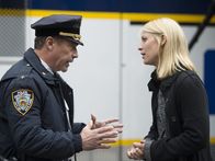 Homeland – Als Carrie (Claire Danes, r.) mitbekommt, dass ihr Haus umlagert wird und Quinn sogar eine Geisel genommen hat, versucht sie alles, um mit ihm zu sprechen. Doch wird Deputy Chief Jansen (Gary Perez, l.) sie durchlassen?