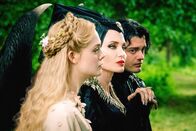 Maleficent 2: Mächte der Finsternis – L-R: Prinzessin Aurora (Elle Fanning), Maleficent (Angelina Jolie), Diaval (Sam Riley).
