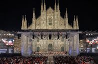 Concerto per Milano – Die Fassade des Doms ist ganz aus weißem Marmor im gotischen und neugotischen Stil erbaut und stellt so eine imposante Erscheinung dar. Er bietet eine prächtige Kulisse, die ideal für ein Sommernachtskonzert ist.
