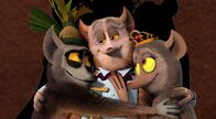 King Julien – King Juliens (li.) Eltern, Julienne (re.) und Barty sind zum Schein entführt worden.