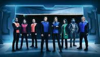 The Orville – (v.li.): J. Lee (Lt. John LaMarr), Halston Sage (Alara Kitan), Scott Grimes (Lt. Gordon Malloy), Seth MacFarlane (Ed Mercer), Adrianne Palicki (Kelly Grayson), Penny Johnson Jerald (Dr. Claire Finn), Mark Jackson (Wissenschaftsoffizier Isaac), Peter Macon (2. Offizier Bortus).