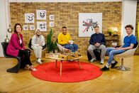 Young Crime – Dass 'Containern' eine Straftat ist, können die drei Jugendlichen, Geschbin (2.v.l), Mika (2.v.r.) und Antonio (r.) nicht nachvollziehen. Ihr Host Chinedu (Mitte) diskutiert mit ihnen und der Jugendrichterin Wenke Stolter. Schon von Berufswegen her vertritt sie den Standpunkt auch gutgemeinte Straftaten bleiben Straftaten.