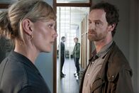 Tatort – ARD/WDR TATORT: SCHWERELOS, Autor: Ben Braeunlich, Regie: Züli Aladag Uhr im ERSTEN. Peter Faber (Jörg Hartmann, r) und Martina Bönisch (Anna Schudt, l), im Hintergrund der Tatverdächtige Jules Lanke (Albrecht Schuch, hinten rechts).