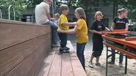 Was wurde aus ...? – Tobias und Ann-Kathrin (beide mit gelbem T-Shirt) vor neun Jahren. Sie sind Zwillinge. Tobi ist kleinwüchsig und seine Zwillingsschwester Anni normalgroß.