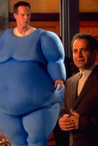Monk – Monk (Tony Shalhoub, r.) glaubt nicht, dass ein Mann von Dales Ausmaßen einen Mord begehen kann. Mit Hilfe von Lt. Randall Disher (Jason Gray-Stanford, l.) in einem Ganzkörperanzug will er das beweisen.