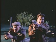 Diagnose: Mord – Harry Trumble (Jack Klugman, l.) und Steve (Barry Van Dyke, r.) ertappen einen Vergewaltiger und Mörder auf frischer Tat ...
