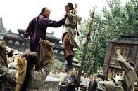 Fearless – Huo (Jet Li, l.) will es seinem Vater, einem großen Kampfkunstmeister, gleichtun. Doch der hält seinen Sohn für zu schwächlich, und ist somit wenig begeistert, von den Plänen seines Sohnes. Also bringt Huo sich alles selbst bei, und erlangt mehr und mehr Ruhm ...