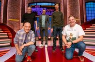 Wer weiß denn sowas? – Moderator Kai Pflaume (M.) und seine Rateteam-Kapitäne Bernhard Hoëcker (l.) und Elton (r.) begrüßen in dieser Sendung die beiden Comedians Markus Krebs (2.v.l.) und Martin Schneider (2.v.r.).