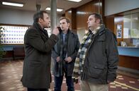 Alles Klara – Auf Klaras zehnjährigem Abiturtreffen wird eine ehemalige Mitschülerin ermordet. Paul Kleinert (Felix Eitner, l.), Jonas (Jan Niklas Berg, M.) und Ollie (Christoph Hagen Dittmann) ermitteln.
