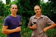 Zu Tisch ... – Die Söhne von Margarethe Triebaumer: Gerhard und Herbert führen das renommierte Weingut am Neusiedlersee in der 12. Generation.