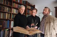 Alles Klara – Wolter (Jan Niklas Berg, M.) und Olli (Christoph Hagen Dittmann, r.) befragen die Leiterin des Heineanum, Dr. Dietlinde Dröge (Sybille Schedwill, l.).