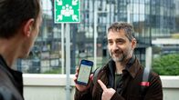 Tatort – Falke (Wotan Wilke Möhring) kommt zu spät zur Verabredung - Neukollege Mario Schmitt (Denis Moschitto) beginnt die Zusammenarbeit mit einer Rüge.
