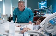 In aller Freundschaft – Dr. Roland Heilmann (Thomas Rühmann) will Monika Vietmann (Anna Thalbach) untersuchen oder wenigstens den Grund für ihre Behandlungsverweigerung erfahren. Doch seine Blindheit wird von der Gefängnisinsassin direkt ausgenutzt und sie nutzt ihre Chance.