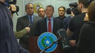 Ein perfekter Mord – Law enforcement holds a press conference about Nancy Lyon's death.