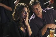Castle – Die Ermittlungen führen Castle (Nathan Fillion, r.) und Beckett (Stana Katic, l.) in einen Stripclub. Beckett ist anfangs eher peinlich berührt ...