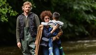 Begierde - Mord im Zeichen des Zen – Was steckt hinter der privaten Kinderhilfsorganisation? Der kleine Pham (Sean Tampol) wartet auf seine neuen Eltern. In Louise Boni (Melika Foroutan) erwacht ein schrecklicher Verdacht. Li. Richard Landen (Barry Atsma).