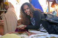 GEO Reportage – Kaffeehändlerin Orit Abdurahman auf dem Markt von Harar