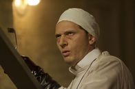 American Horror Story – Der Geist von Charles Montgomery (Matt Ross) treibt nach wie vor im Haus der Harmons sein Unwesen ...