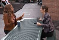 Single Parents – Poppy Banks (Kimrie Lewis, l.); Angie D'Amato (Leighton Meester, r.)