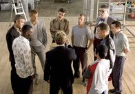 Ocean's Twelve – Casino-Chef Benedict setzt die Diebesbande "Ocean's Eleven" unter Druck: Er will seine 160 Millionen Dollar zurück, in genau zwei Wochen! (vorne M. im Uhrzeigersinn) Roman (Eddie Izzard), Basher (Don Cheadle), Danny (George Clooney), Rusty (Brad Pitt), Virgil (Casey Affleck), Turk (Scott Caan), Reuben (Elliott Gould), Livingston (Eddie Jemison), Linus (Matt Damon) und Yen (Shaobo Qin) stellen fest, dass sie gar keine Wahl haben, als wieder loszulegen ...