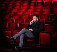 Elementary – Nachdenklich im Zuschauerraum: Der aktuelle Fall führt Sherlock Holmes (Jonny Lee Miller) in ein Theater, in dem eine Balletttänzerin ermordet wurde. Die Leiche ist grausam zugerichtet ...