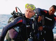 unterwegs – Moderator Roland Luder vor dem Tauchgang.