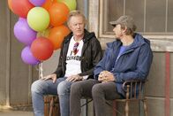 Bless This Mess – Rudy (Ed Begley jr., l.); Mike (Dax Shepard, r.)