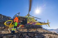 P.M. Wissen – Dr. Beat Frey (r.) von der Eidgenössischen Forschungsanstalt für Wald, Schnee und Landschaft WSL nimmt regelmäßig Proben aus dem Permafrost Boden am Schweizer Morteratschgletscher.
