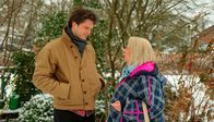 Rote Rosen – Gisela (Martina Eitner-Acheampong) ermutigt Jonas (Patrick Schlegel) zu einem offenen Gespräch mit Toni.