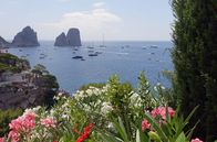 Zu Tisch ... – Capri mit den Faraglioni: Die Kalksteinfelsen sind neben der Blauen Grotte die Wahrzeichen der Insel im Golf von Neapel.
