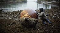 Fernab des Gesetzes – Matt schiebt eine massive Boje in Richtung Ozean. (National Geographic)