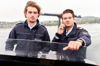 WaPo Bodensee – Bootsführer (Theo Floetemeyer, l.) und Jakob Frings (Max König, r.) sind auf der Suche nach einer Verdächtigen.